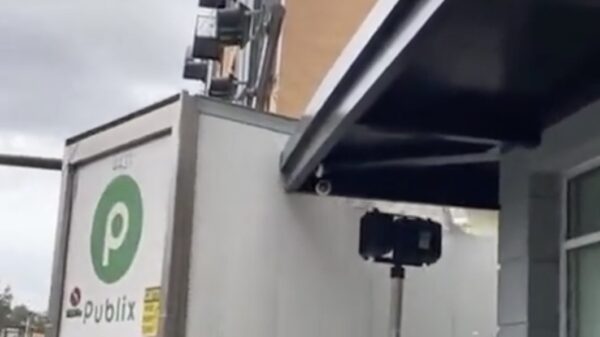 Vrachtwagenchauffeur sloopt z'n bolide dankzij puntig gebouw