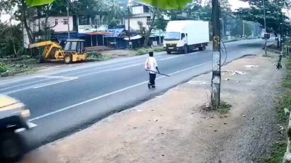 Voetganger loopt op zijn gemakje de close call van de week tegemoet