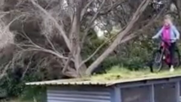 Vrouw klapt vol op d'r plaat als ze van schuurtje fietst