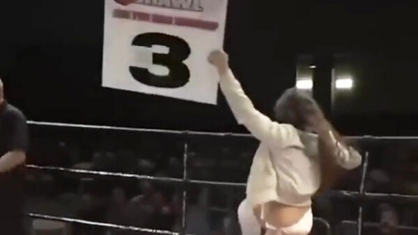Ringgirl knalt door d'r enkel en verliest haar haar tijdens wedstrijd