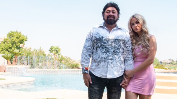 20-jarige blondine heeft een liefdesrelatie met de iets oudere 63-jarige 'Shrek'!