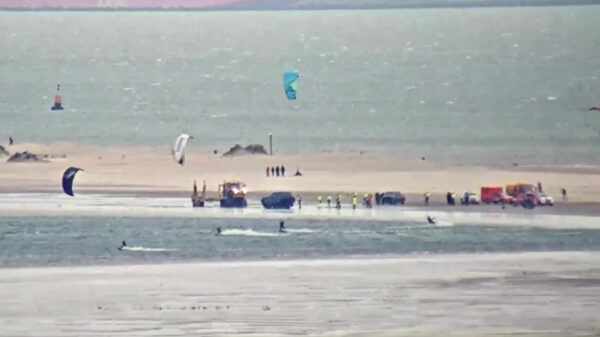 Opnames voor reclamevideo gaan gruwelijk mis; dikke Mercedes G63 koprolt over het strand