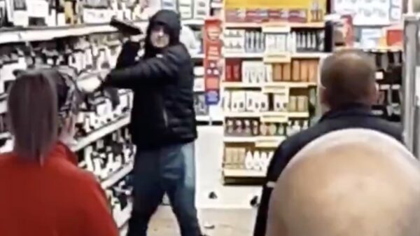 Geflipte anti-masker sloopt drankvoorraad supermarkt vanwege mondkapjesplicht