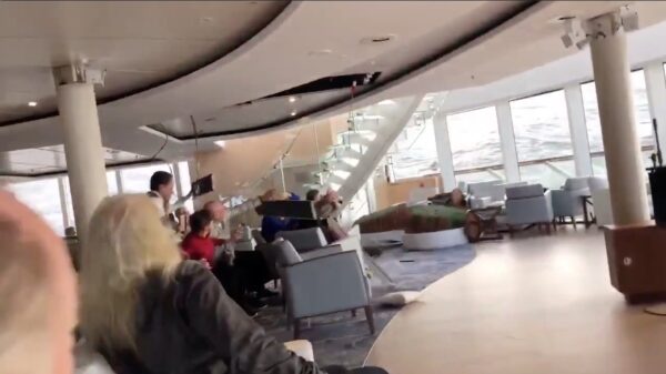 Bejaarden worden van links naar rechts geslingerd op een Noors cruiseschip