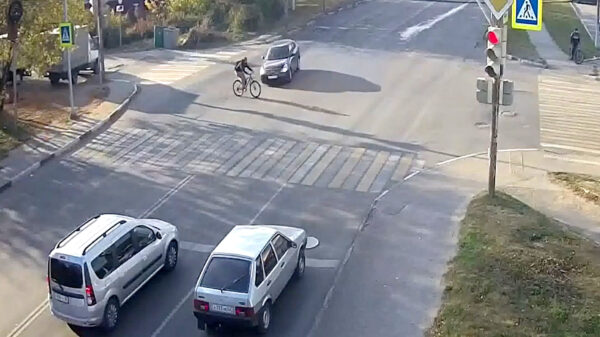 Blinde fietser hard geschept door minstens zo blinde vrouw in auto