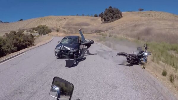 Slaaptablet neemt bochtje iets té ruim en klapt vol op een motorrijder