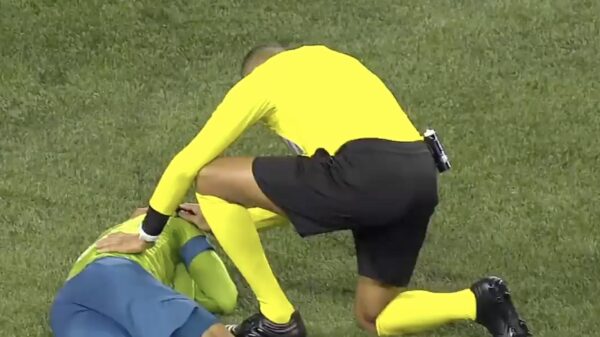 Voetballer Jordy Delem gevloerd door venijnige elleboog van de scheids