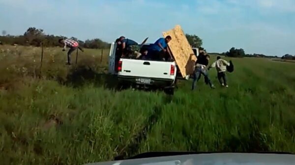 Pickup-truck met miljoenmiljard migranten vlucht voor de politie