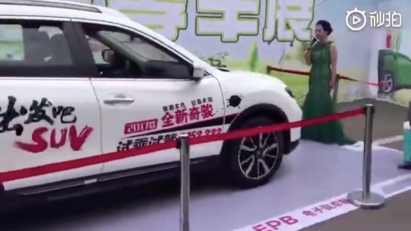 Vrouw demonstreert superieure techniek op deze nieuwe Chinese SUV