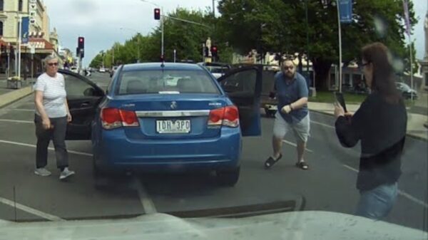 Pislinke Aussie krijgt tijdens road rage een portie karma voorgeschoteld