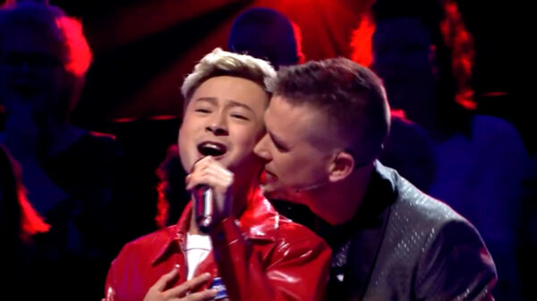 Maar wat doet 'ie: Johnny de Mol kruipt iets te fanatiek in de nek van deelnemer Thank you for the Music