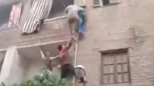 Egyptenaar klimt via pijp omhoog om moeder en kind uit vuur te redden