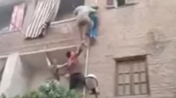 Egyptenaar klimt via pijp omhoog om moeder en kind uit vuur te redden