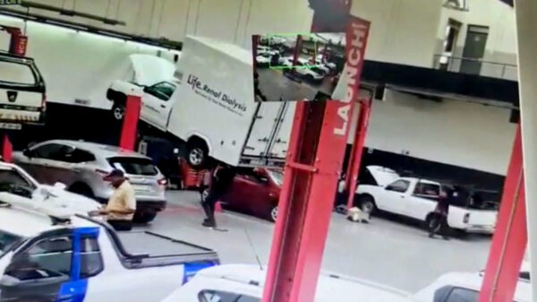 Typische maandag: monteur bijna geplet door auto die van de brug valt