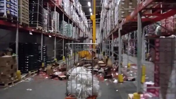 Falende reachtruckchauffeur heeft een nogal moeizame eerste dag in het magazijn