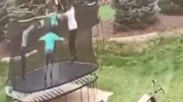Met een hele lading mensen op de trampoline ga je stukken hoger