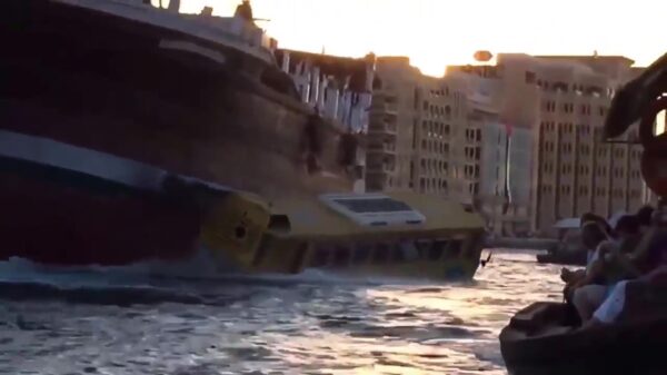 Bestuurder van amfibie-toeristenbus ramt zich een weg door het water