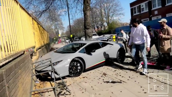 Lambo-bestuurder verliest macht over het stuur en parkeert hypercar in de muur
