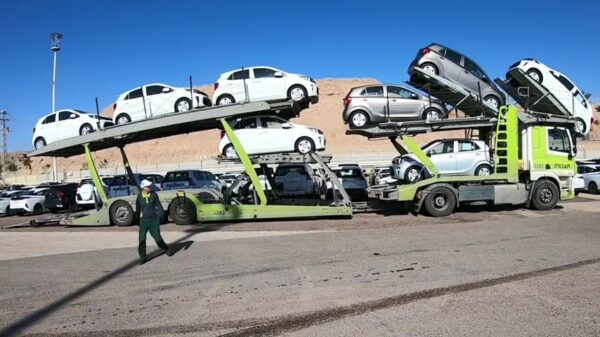 Zo prop je 12 Kia Picanto's op een aanhanger