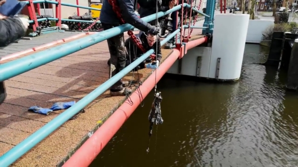Magneetvissers trekken AK-47 uit Amsterdamse gracht