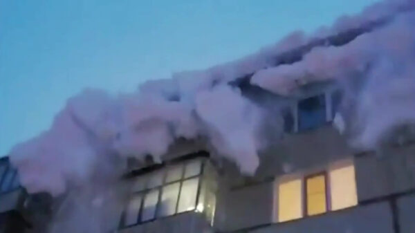 Russische gemeentemedewerkers ruimen sneeuw en slopen een heleboel gevels