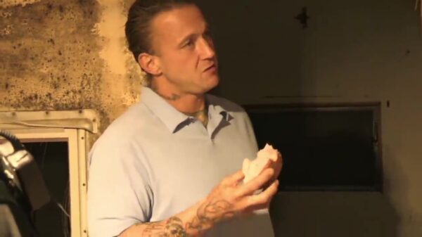 Vreemde snuiter knaagt op een enorm stuk ham terwijl de politie zijn huis doorzoekt