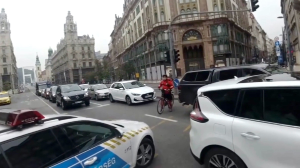 Hongaarse politieauto drukt 'm d'r lekker tussen en veroorzaakt ongeluk