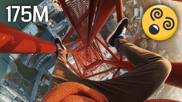 James Kingston en zijn ballen van staal beklimmen een 175m hoge kraan