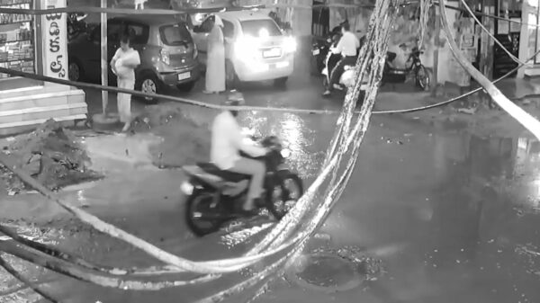 Moeder en baby gaan kopje-onder als ze in een put met water stapt