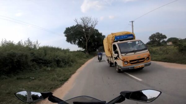 Motorrijder wordt bijna ondersteboven gereden door inhalende tegenligger
