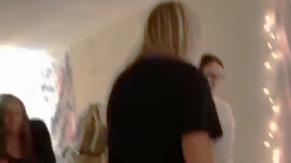 Dame beukt haar BFF door de muur