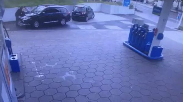 Amateur rijdt achteruit zijn auto en een pomp kapot