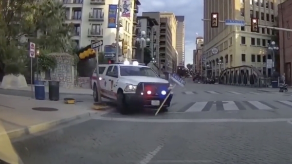 Verkeerslicht delft het onderspit tegen politieauto met haast