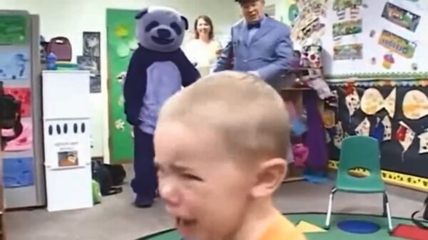 Kleuterklas voor het leven getraumatiseerd na bezoekje van pandabeer