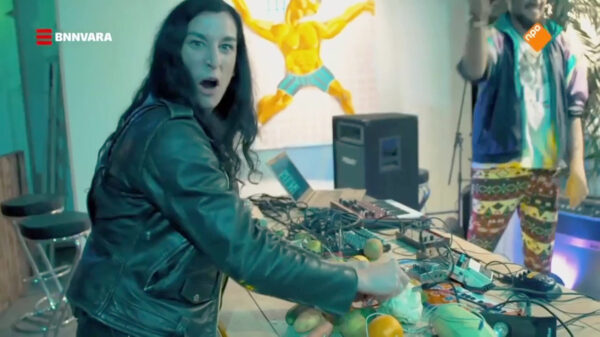 Ryanne gaat los met bloemkolen op bizar fruitconcert