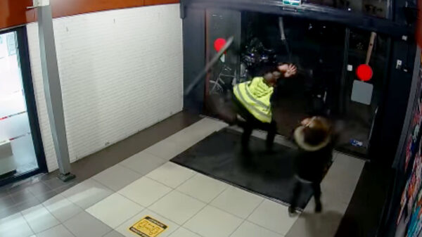 Vluchtende winkeldief in scootmobiel knalt dwars door pui van winkelcentrum in Wijchen