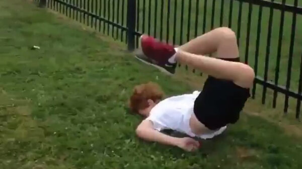 Jonge hekloper maakt pracht van een schorpioen