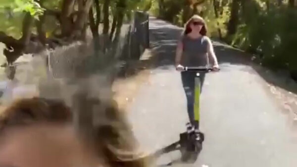 Op een elektrische step moet je extra goed op de weg letten