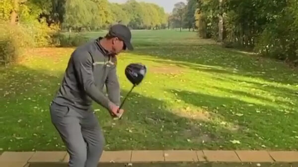 Golfbal heeft identiteitscrisis en denkt dat 'ie een boemerang is