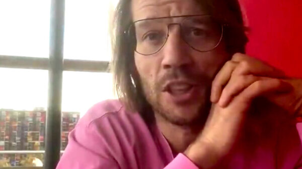 Eureka. Giel Beelen koopt een nieuwe wekker en maakt excuusvideo