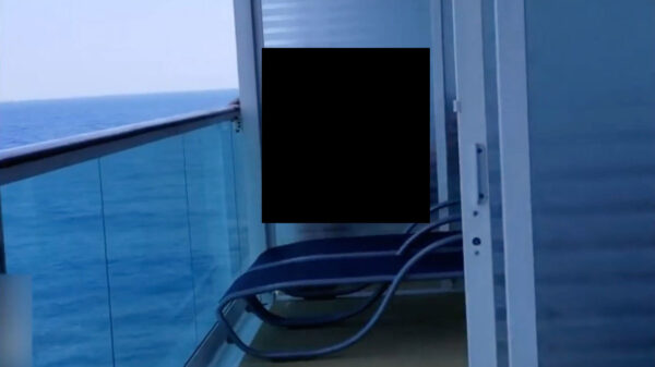 Privébalkon op cruiseschip blijkt toch iets minder privé dan gedacht