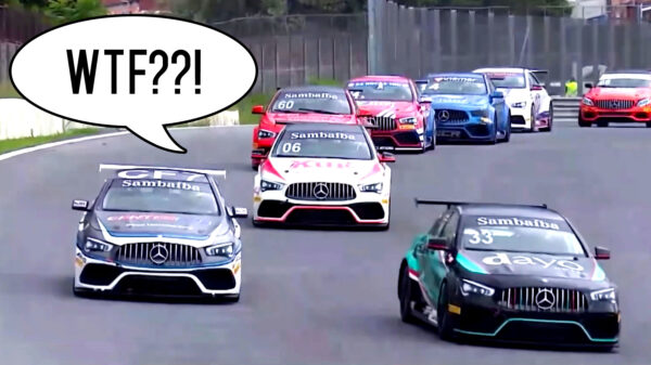 Journalist in Mini Cooper rijdt doodleuk circuit van Interlagos op tijdens toerwagenrace