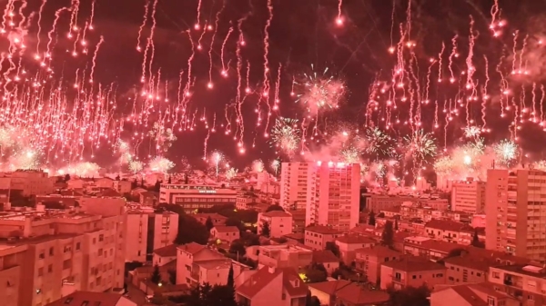 De 70e verjaardag van de 'Torcida Split'-ultra's wordt gevierd met een gigantische vuurwerkshow