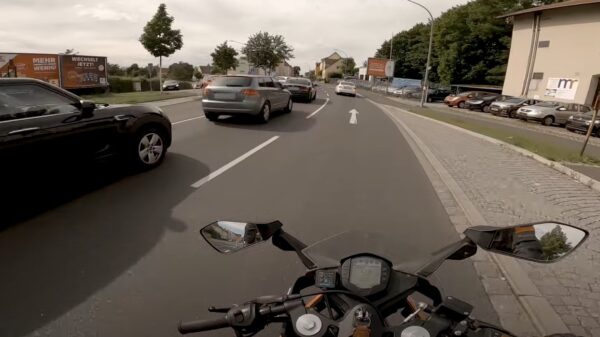 Motorrijder kijkt keurig om zich heen maar vergeet ff rechtdoor te kijken