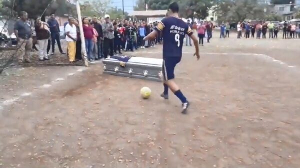 Teamgenoten gebruiken doodskist met overleden vriend om een doelpunt te scoren