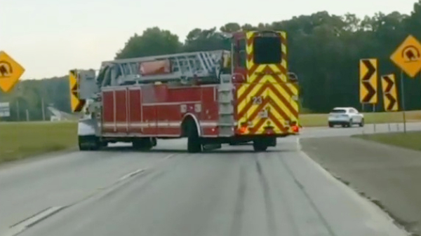 Al eens een brandweerwagen overdwars door een bocht zien gaan?