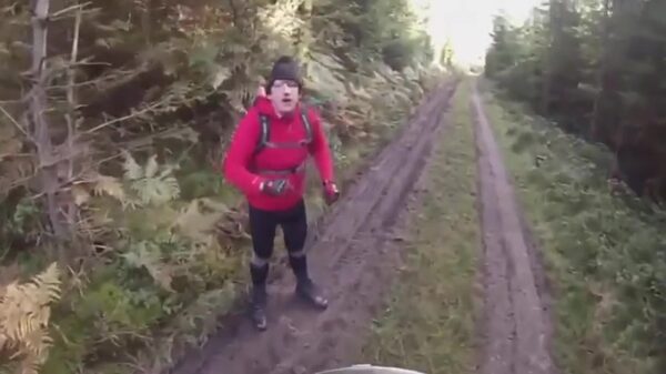 Zeurend gekkie krijgt poffer op zijn neus van een motorrijder