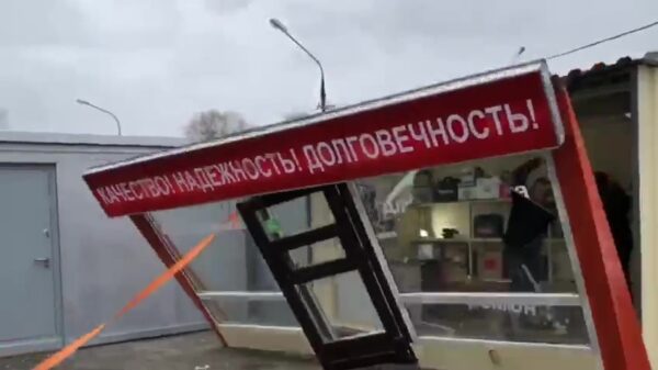 Agressieve klant rukt complete gevel van winkel