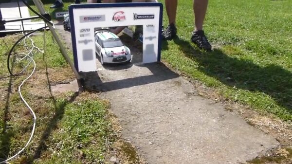 Baas met razende reflexen jaagt met RC-auto over rallyparcours