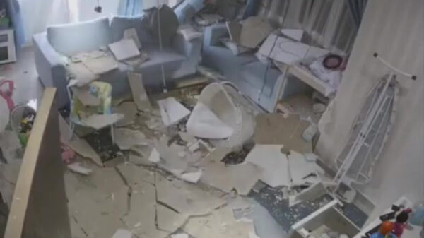 Filipijnse babysit-heldin redt baby van instortend plafond